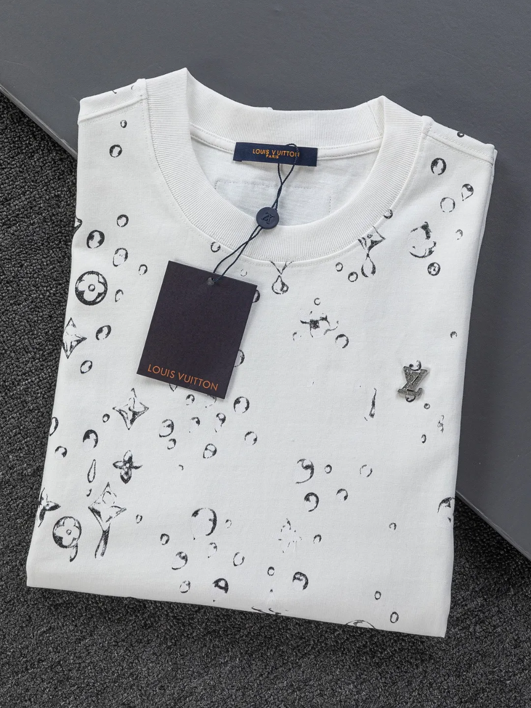 🅿️200 Louis Vuitton 1V LV lv slightly wide version S-XL LV 26ss new products are available at counters simultaneously. Multiple craftsmanship. Gold thread jacquard checkerboard letters on the chest🪡 embroidery. Round neck short-sleeved T-shirt, same style for men and women! Consigned to one-to-one creation. Synchronized with the official website, pure cotton fabrics at the counter! It is close to the skin and comfortable, durable and easy to wear. It has a classic and simple logo design and meticulous original craftsmanship. Short-sleeves, a must-have item for men, do not appear to be the same for the general public, but must be unique and eye-catching. This LV short-sleeve is all about quality, comfort, the same shape and fashion as always, including fabrics and cutting techniques. All of them have been made with great effort! 320 grams of washed pure cotton fabric, pure cotton is breathable, very refreshing and comfortable for daily wear. The rib knitting on the neckline is smooth and tight, and the neckline will not be skewed if you toss it at will. The loose version, you will find that it looks really good on the upper body. The overall is minimalist and neat, super versatile for daily use! Pair it casually with a pair of pants for a youthful look. A T-shirt will make your outfit crazy. It is a fashionable item that can never go wrong! Color: Black White Size: S-XL Size chart: S: Shoulder width 50-Bust 56-Length 70 M: Shoulder width 52-Bust 57-Length 72 L: Shoulder width 54-Bust 59-Length 74 XL: Shoulder width 56-Bust 62-Length 76